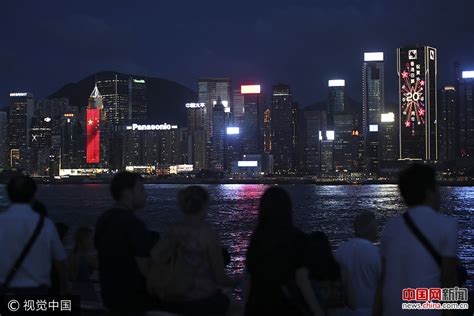 国旗、区旗随处可见，香港庆祝回归25周年