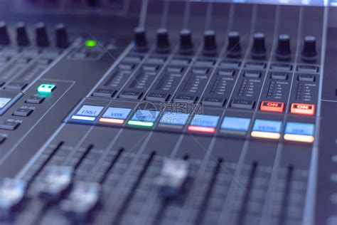 用于混音器控制的特写按钮设备音乐家DJ和音响工程师的混音器将遥控器与彩色霓虹灯混合夜总会高清图片下载-正版图片506324207-摄图网