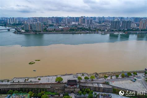 湖北襄阳：航拍汉江景观 雨后泾渭分明--