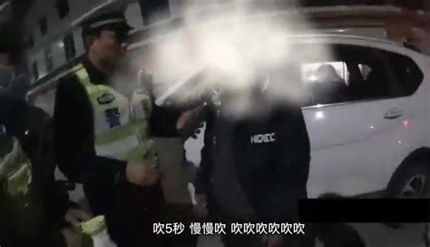 安庆一男子醉驾质疑民警过年还查酒驾_凤凰网视频_凤凰网