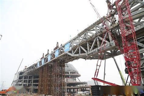 国内单体建筑最大跨度空中连桥提升到位！十四运又一配套项目完成关键节点 -筑讯网