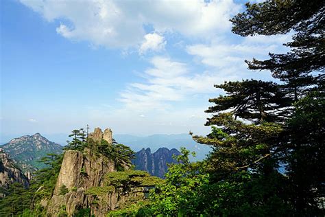 2023黄山是中国十大风景名胜唯一的山岳风光。后因传说轩辕黄帝曾在此炼丹，故改名为“黄山”_白鹅岭-评论-去哪儿攻略