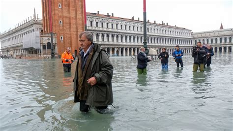 意大利威尼斯突遇高水位侵袭 城内多处地区被淹
