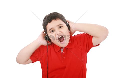保持自然青春期前一个可爱的年轻男孩肖像在白色背景下用耳机收听音乐高清图片下载-正版图片307873969-摄图网