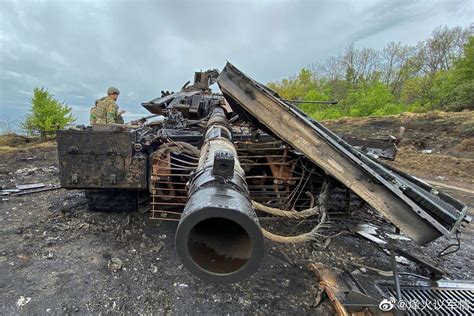被摧毁的俄军T-90M坦克成了一道风景……