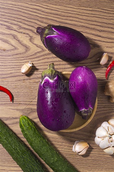 静物蔬菜紫色茄子茄子新鲜茄子摄影图配图高清摄影大图-千库网