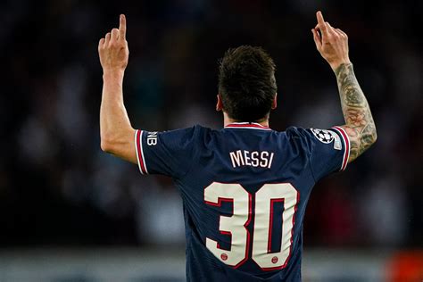 梅西决定身披19号球衣！巴黎已预定埃菲尔铁塔欢迎梅西加盟！|队报|梅西|埃菲尔铁塔_新浪新闻