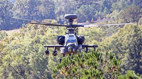 一架AH-64E阿帕奇守护者和UH-60M黑鹰直升机进行多舰能力演示。|黑鹰直升机|阿帕奇|阿拉巴马州_新浪新闻