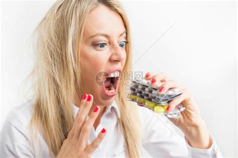 疯女人吃很多药高清图片下载-正版图片502572397-摄图网