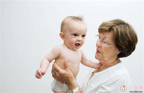 婴儿什么时候可以竖着抱（宝宝到了这个月竖抱更好）-幼儿百科-魔术铺