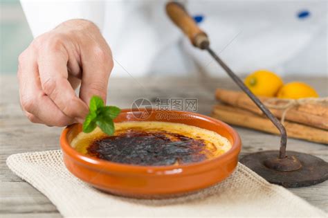 卡路里CremeBrulee是加泰罗尼亚土地的典型甜点克丽玛厨师高清图片下载-正版图片307999821-摄图网