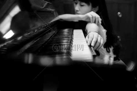 手绘钢琴女孩图片免费下载_PNG素材_编号vwxi2o3l1_图精灵