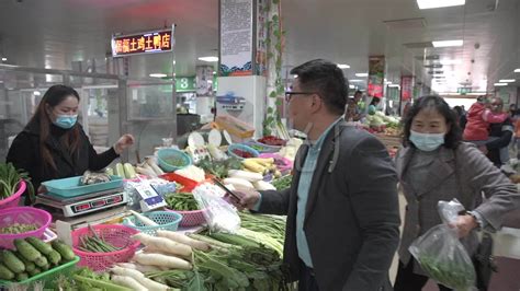卖菜大叔摆出鲜花菜摊，网友：这是来自菜市场的浪漫(含视频)_手机新浪网