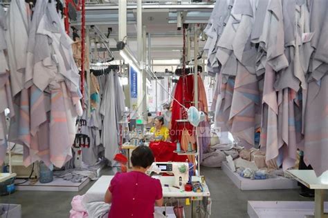 江苏海门三星镇：家纺产品生产忙-人民图片网