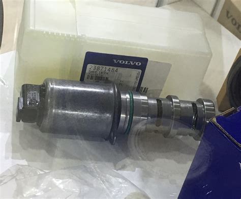 Volvo Original oil pressure control valve 23871484 new 23013321 ...