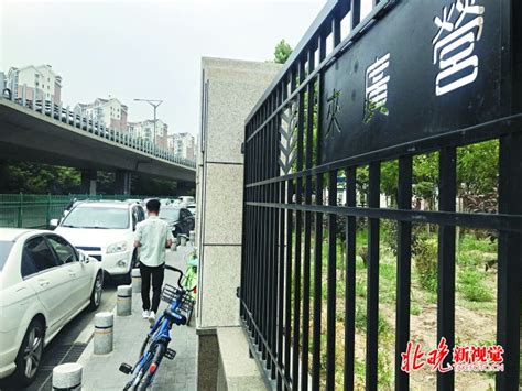 北京立水桥地铁站口外便道单车挡路 空军总医院西侧便道窄小无路可走 | 北晚新视觉