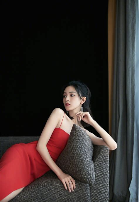 组图：最美女神佐佐木希大片曝光 黑裙魅惑红衣热情 : 近日，被称为“日本最美女神”的女星佐佐木希一组杂志大片曝光。两种造型，尽显女神诱惑与热情。