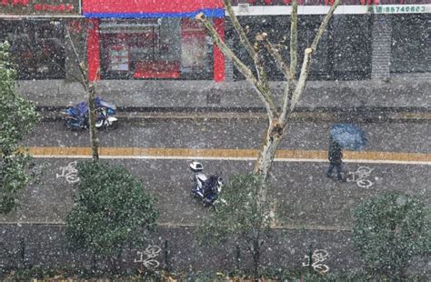 武汉下雪了，大片大片的，各部门纷纷出动！最新天气预报来了_武汉_新闻中心_长江网_cjn.cn