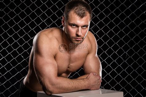 健壮 美丽 强壮的男人和肌肉裤子冒充男性腹部皮肤胸部腹肌运动力量训练高清图片下载-正版图片322157440-摄图网
