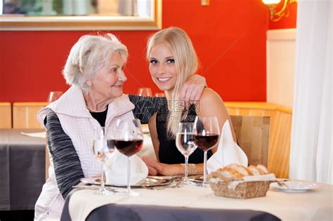 厨房里坐着一位俄罗斯老年妇女的肖像高清图片下载-正版图片505747474-摄图网