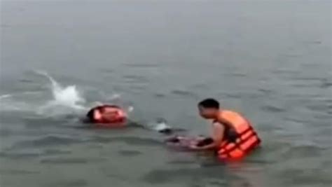 5年前跳水救人的金华民警 昨天又赤脚奔进江里了--金华频道