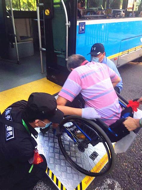 坐轮椅乘公交难在哪？记者跟随体验发现无障碍顺畅出行还差这两点|轮椅|踏板|站台_新浪新闻
