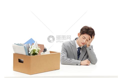 商务男性被开除抱着办公用品纸箱特写高清图片下载-正版图片501796366-摄图网