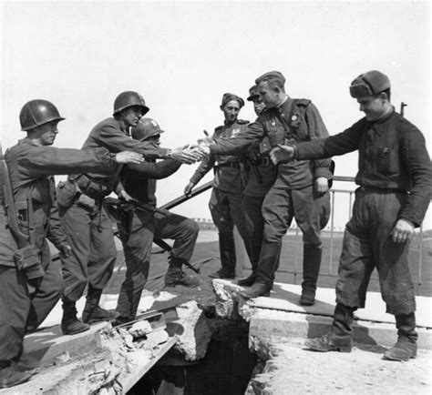 二战老照片 1945年美苏两国士兵胜利会师德国易北河|易北河|士兵|二战_新浪新闻