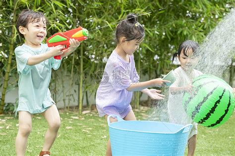 院子里玩水开心的孩子们高清图片下载-正版图片502341610-摄图网