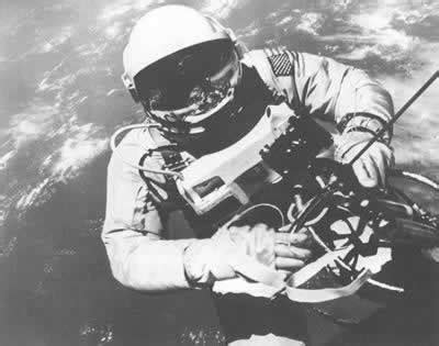 1965年人类历史第一次太空行走, 2008年中国第一次太空行走|太空行走|哈勃|宇航员_新浪新闻
