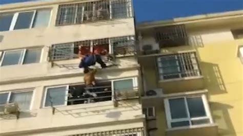 男孩从5楼阳台掉下瞬间 街坊拉棉被接住_手机凤凰网