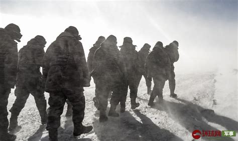 西藏边防官兵踏深雪巡逻 裤腿需胶带密封【3】--图片频道--人民网