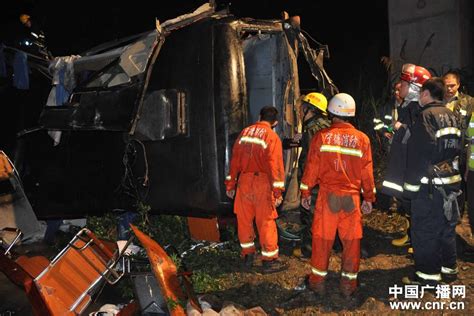 秘鲁载人大巴发生车祸，造成27人死亡，12人受重伤_凤凰网视频_凤凰网