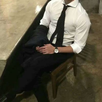 非主流小伙西装头像