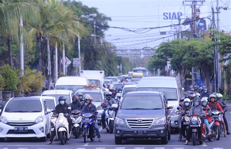 印尼街道没有人行道，摩托车飞驰80迈是常态，却极少有车祸发生