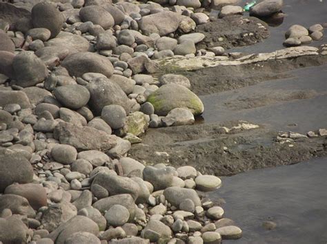 三峡景区，百万游客争相到这条玛瑙河里捡石头|雨花石|玛瑙河|三峡_新浪新闻