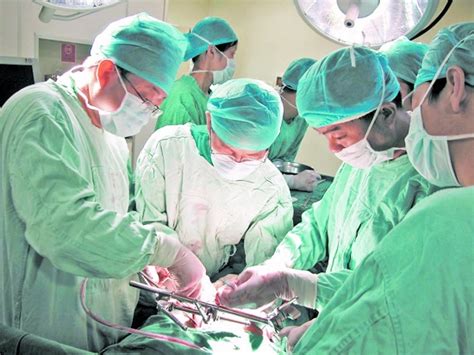 广东茂名一医生突发脑死亡，家属捐献其器官，助两患者重获新生_凤凰网视频_凤凰网
