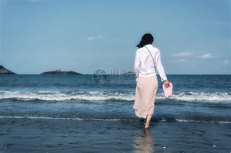 唯美一个人安静的海边背影真人，女生一个人望着大海的图片(2)_配图网