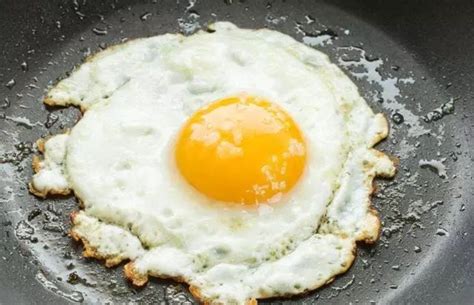 早上吃荷包蛋好吗,早晨吃两个荷包蛋,荷包蛋怎么煮不散_大山谷图库