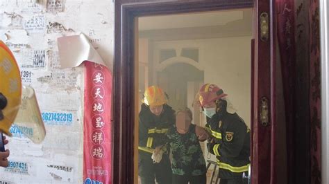 老人烧水忘关火引燃厨房，保靖消防员紧急破门救援-新闻内容-湖南省消防救援总队
