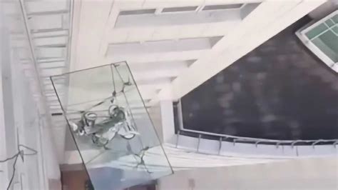 惊险！工作人员高空安装玻璃窗户不慎手滑高空坠落地面瞬间粉碎_腾讯视频