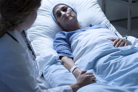 孕妇在医院与丈夫一起痛苦高清摄影大图-千库网