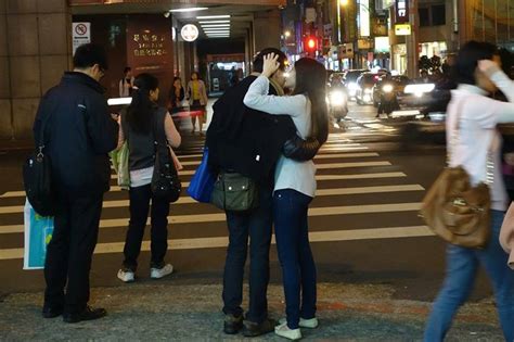 “街吻”——街头偷拍接吻的摄影师 – FOTOMEN