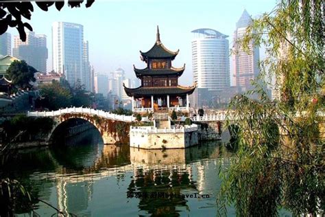 南明河上，有着百年历史的贵阳标志性建筑甲秀楼，在现代化高楼大厦面前，显得端庄而美丽 - 中国国家地理最美观景拍摄点