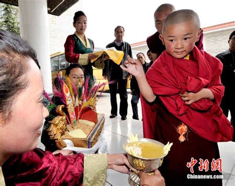 第六世德珠·加羊西绕班典仁波切前往布达拉宫礼佛_安徽省佛教协会官方网站