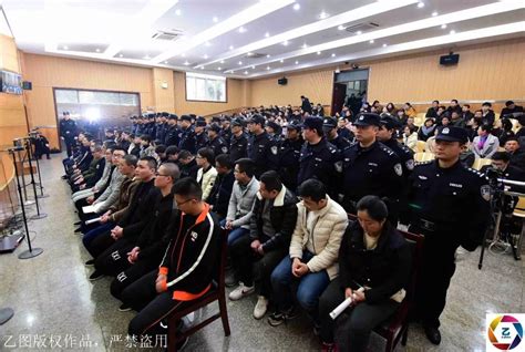 【特大网络虚假投资诈骗案开庭，29人被骗三百余万，35人同堂受审|公诉机关指控】_傻大方