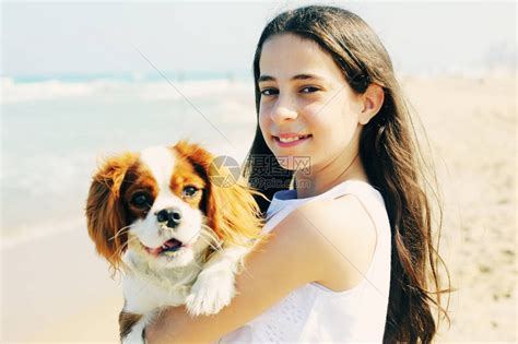 12岁女孩的肖像与她的狗一起在夏高清图片下载-正版图片505394716-摄图网
