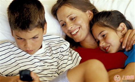 孩子经常使用手机有什么影响 如何避免孩子过度接触手机辐射 _八宝网
