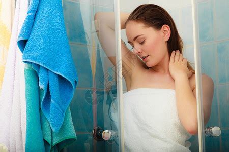 女孩在浴室小屋隔间洗澡带白毛巾的年轻女子在浴室卫生高清图片下载-正版图片304140721-摄图网