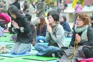 韩国迎高考日 考生家长寺庙祈福求好运_图文新闻_哈尔滨网络广播电视